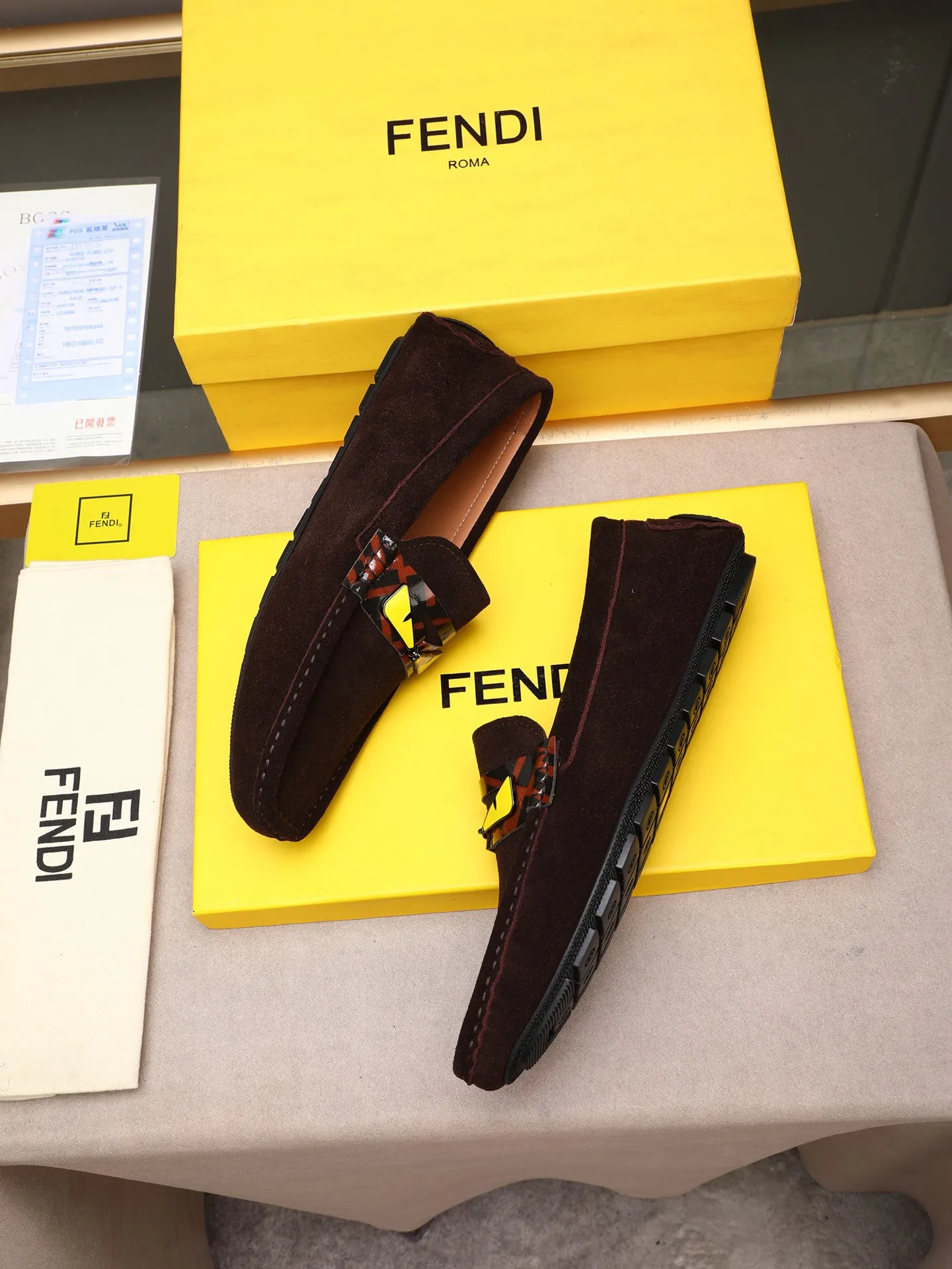 Men's shoes 💰400💰[FENDI] The little monster of Fendi F family, which is popular all over the world, is coming in a big way, the latest color, driving slip-on loafers, avant-garde and versatile fashion men's shoes, bun shoes, bean shoes👌👌👌 Private mold opening, 1:1 reproduction... The upper is made of first-layer cowhide, and the first-layer pigskin lining... is extremely comfortable, fashionable, simple, atmospheric and personalized [color] The side of the shoe is more refined, and the overall effect is handsome [ Turn in a circle][Turn in a circle]💭This hardware monster with eyes is not the popular version on the market🚳🚳Compared with the old model, it is more trendy, eye-catching and more classy🔰This summer, the little monster will subvert the old ideas and share the fashion with you🔱A must-have for fashionistas! Must keep it for yourself! Online outsole, high-end quality workmanship. Color: black, blue, white, red. Matching code: 38-44 (45 46 47 customized) (standard leather shoe size)